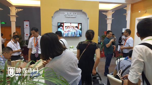 重庆坤秀木门员工在给顾客讲解选门技巧